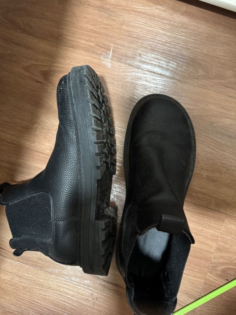 Black Chelsea Boots (Category: Boots) located in Pasig City. Submitted by wwwww567 (Listing ID 1465374505, Image 2). Description: .
