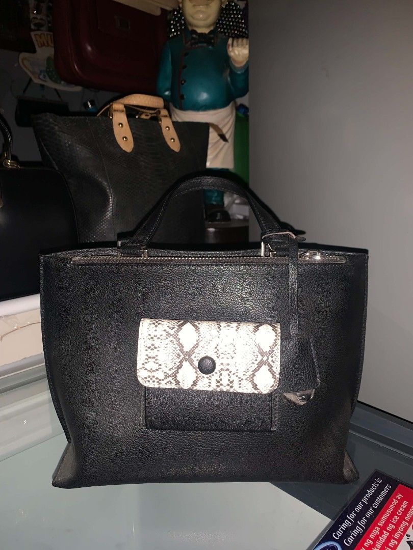 Black faux-leather structured tote bag , Double handle (Category: Tote Bags) located in Solano. Submitted by prelovedbagsbykei (Listing ID 1465382271, Image 2). Description: Gcash payment only..