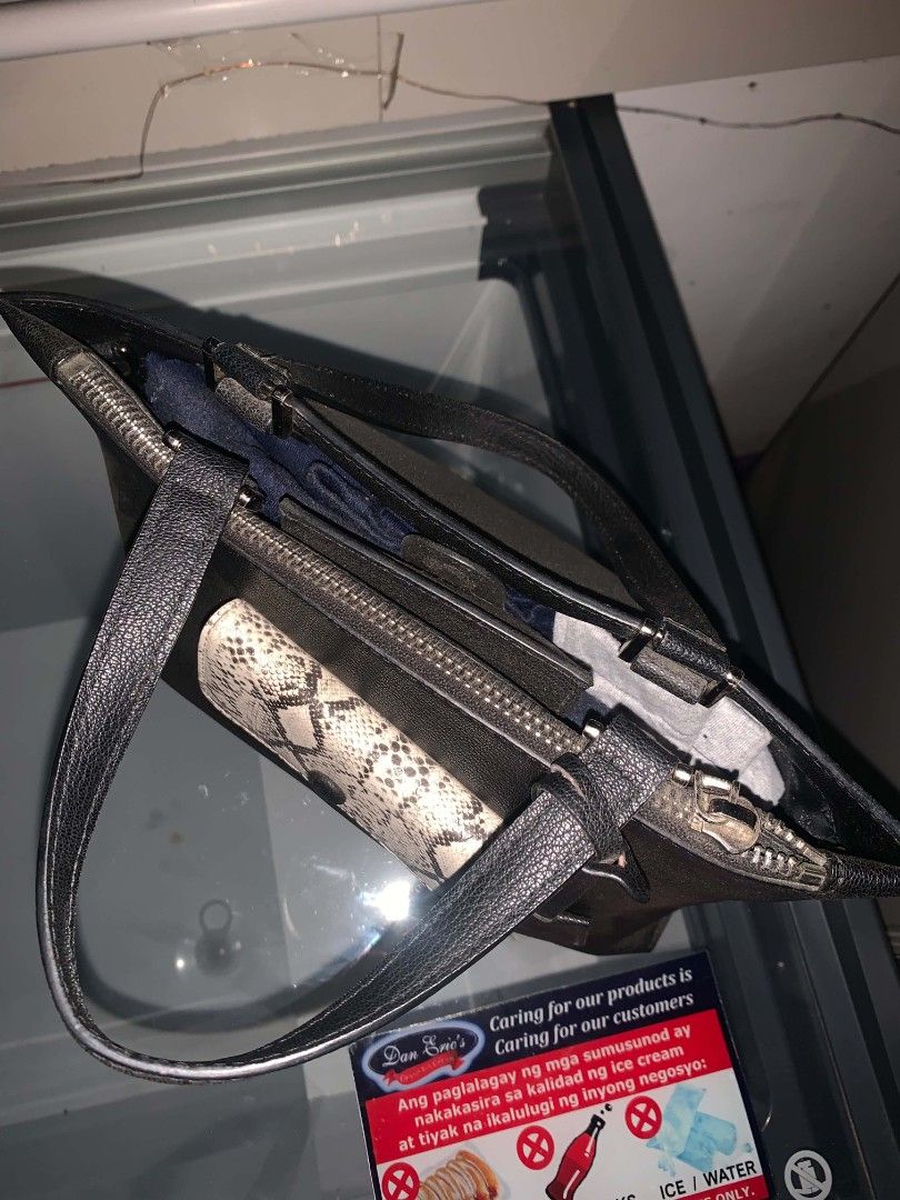 Black faux-leather structured tote bag , Double handle (Category: Tote Bags) located in Solano. Submitted by prelovedbagsbykei (Listing ID 1465382271, Image 3). Description: Gcash payment only..