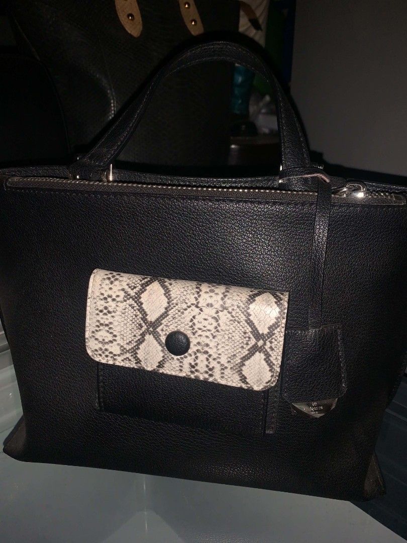 Black faux-leather structured tote bag , Double handle (Category: Tote Bags) located in Solano. Submitted by prelovedbagsbykei (Listing ID 1465382271, Image 1). Description: Gcash payment only..