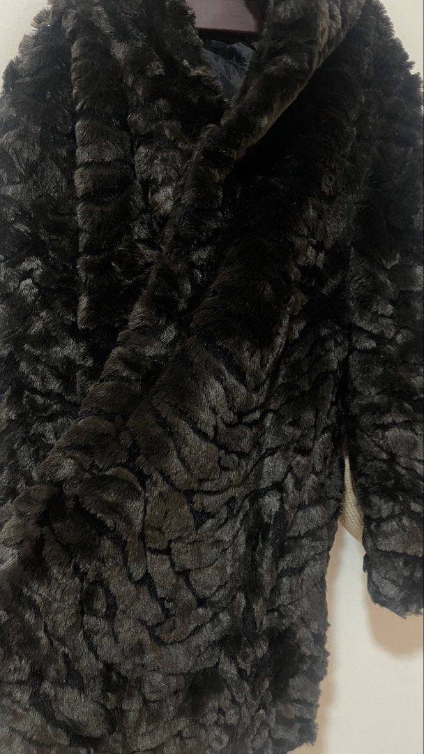 Black fur coat (Category: Coats, Jackets and Outerwear) located in Taguig. Submitted by declutterwithtally (Listing ID 1465263685, Image 2). Description: .