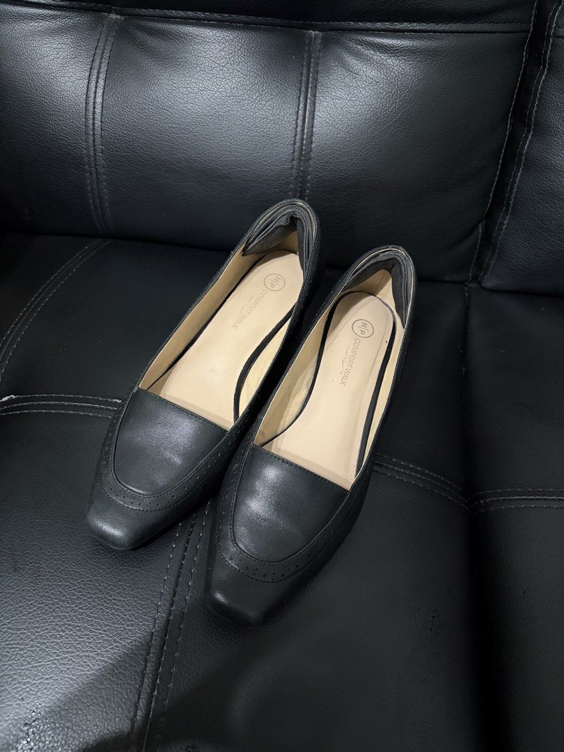 Black heels shows Hush Puppies (Category: Heels) located in Las Pinas. Submitted by franciesss (Listing ID 1465337737, Image 3). Description: - Brand/Model: Black Hush Puppies -Size 7 on tag - Condition: Clean, minimal signs of prior use - Perfect for daily wear & comfortable RFS: Size is too big 😓.