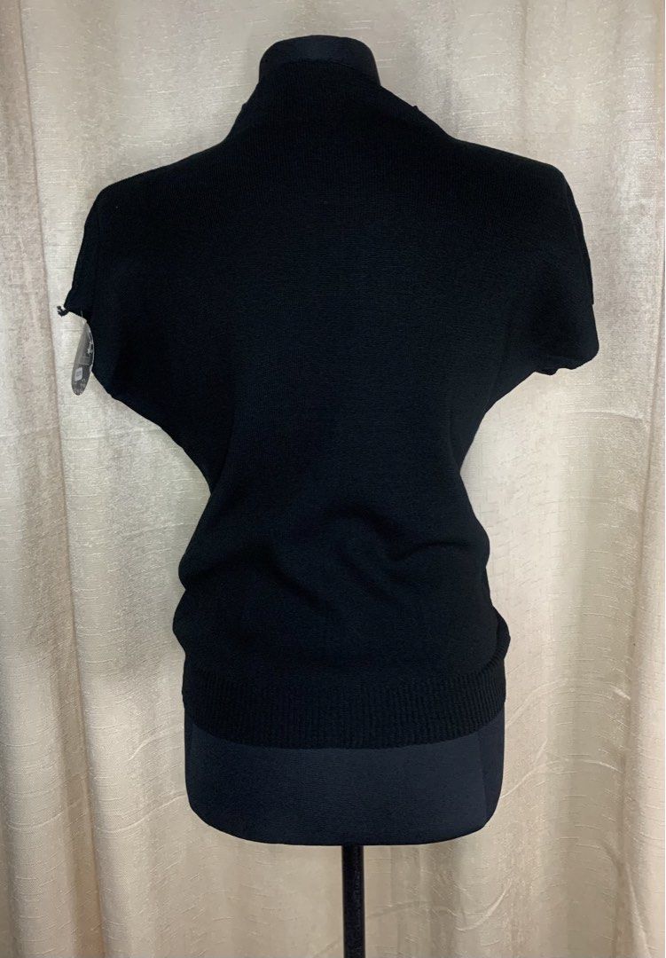 Black Mock Neck Short Sleeve Knit Top (Category: Blouses) located in Cainta. Submitted by vestito_bestida (Listing ID 1465257775, Image 3). Description: ⛔️ACTUAL PHOTO POSTED⛔️ 👉 Brandnew 👉 BKK 👉 Size: free size 👉 Full lenth 👉 Length: 21 👉 Color: classic black 👉 Mock neckline and short sleeves 👉 Soft, comfortable knit material 👉 Easy to pair with trousers, jeans, or skirts for casual or smart-casual looks 👉 Flatlay measured using medida