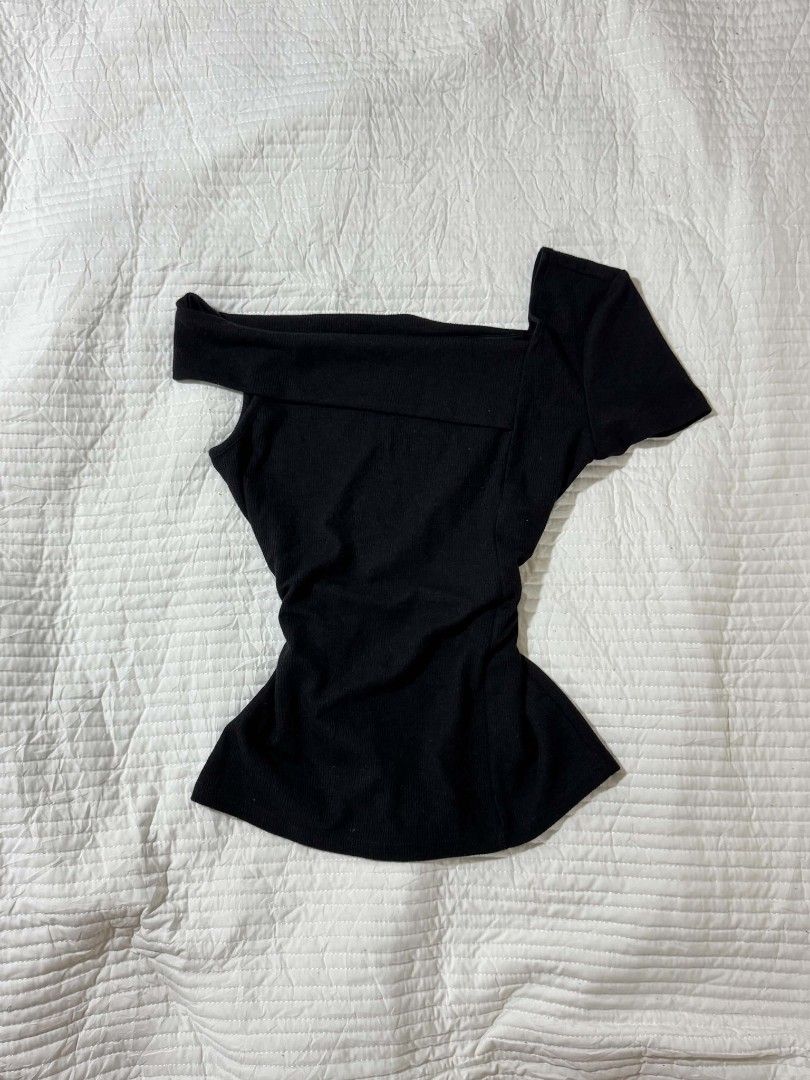 black one-shoulder asymmetrical ribbed top (Category: Sleeveless) located in Manila. Submitted by xo.cassie (Listing ID 1465185262, Image 1). Description: ꒰୨୧꒱ black one-shoulder asymmetrical ribbed top 🧺 details: ⋯ size: small to medium ⋯ bust: 30-40 in ⋯ waist: 26-34 in ⋯ no when worn ⋯ washed and ready to wear for buyer 💌 gift boxes are available !! if you would like your item to be placed in a corrugated gift box, simply let me know and add