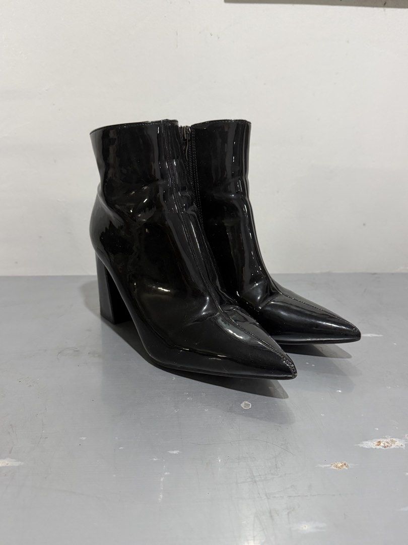 Black Patent Leather Pointed Toe Ankle Boots (Category: Boots) located in Santa Rosa. Submitted by leana_yna (Listing ID 1465295648, Image 1). Description: - Style: Black patent leather ankle boots with pointed toes and block heels - Closure: Side zipper for easy slip-on - Finish: Glossy, reflective finish in clean condition with minimal scuffs - Heel: Solid chunky heel for comfortable support.