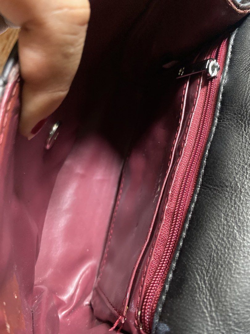 Black Quilted Leather (Category: Cross-body Bags) located in Davao. Submitted by goldenstone_0be9b3 (Listing ID 1465216882, Image 3). Description: Magandaaa pa sweaar pwede two-way to wear ganda ng silver hardware .