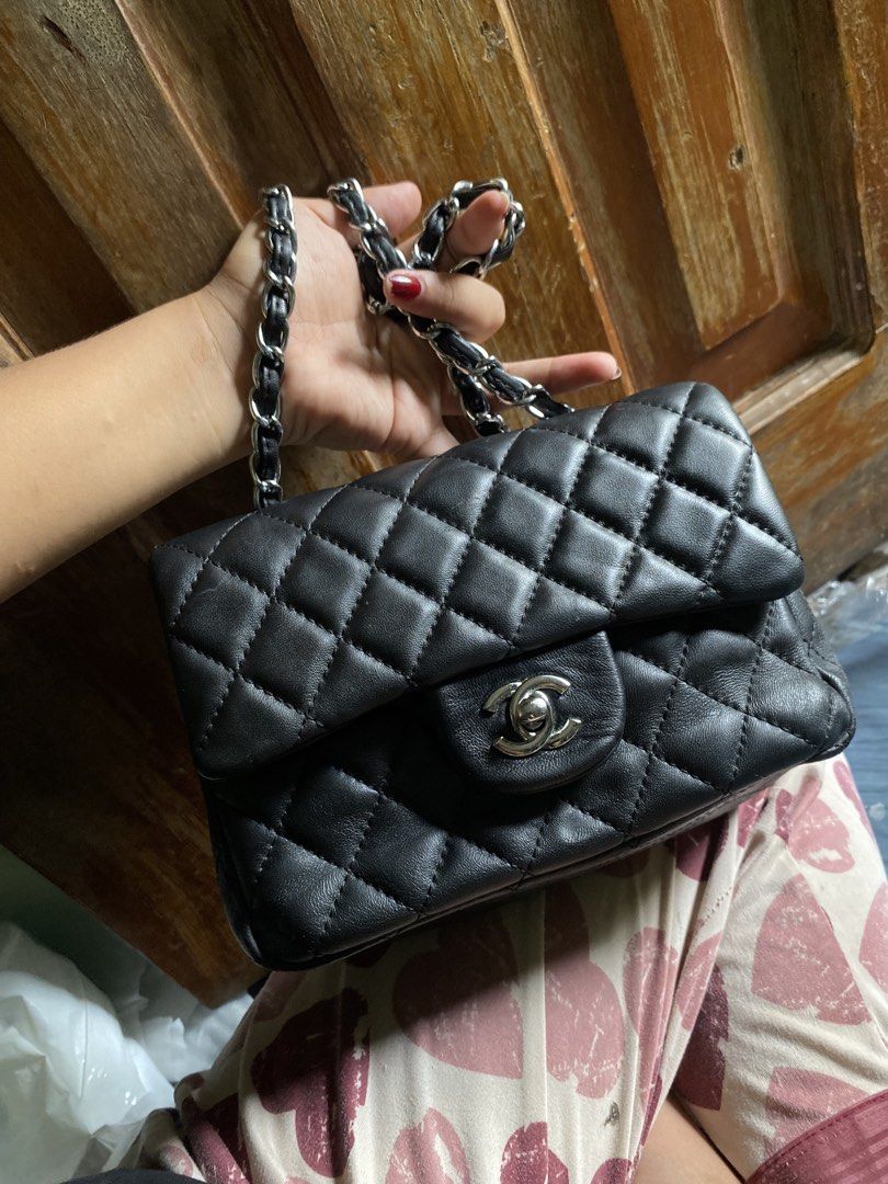 Black Quilted Leather (Category: Cross-body Bags) located in Davao. Submitted by goldenstone_0be9b3 (Listing ID 1465216882, Image 1). Description: Magandaaa pa sweaar pwede two-way to wear ganda ng silver hardware .