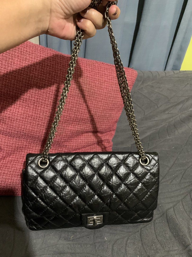 Black Quilted Leather Handbag with Chain Strap (Category: Luxury Bags & Wallets) located in Liloan. Submitted by jinalyns (Listing ID 1465231132, Image 1). Description: - Color & Material: Classic black quilted leather - Hardware: Silver-tone chain strap and turn-lock closure - Interior: Beige leather lining with stitched interlocking CC logo - Compartments: Includes slip pockets and a zipper compartment - Condition: Good overall exterior; shows 