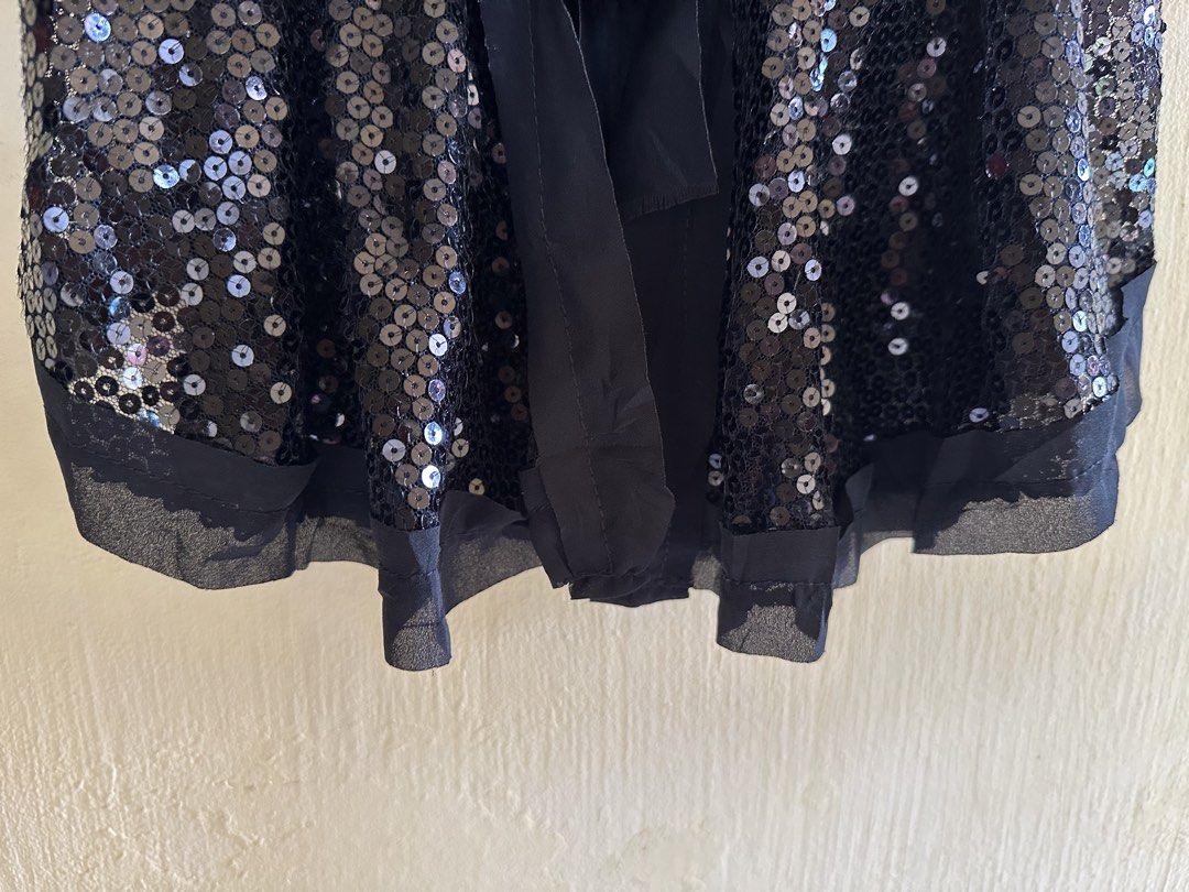 Black Sequin Open Front Top with Ribbon Tie Medium-Semi L (Category: Sleeveless) located in Calapan. Submitted by shakalak (Listing ID 1465228345, Image 3). Description: Black top covered entirely in sequins on the front panels. Sheer fabric details along the shoulders, hem, and open front placket. Tie ribbon at the waist to cinch it in. Cute lace trim detail on the inner back neck tag area. Sleeveless cut with a drapey fit..