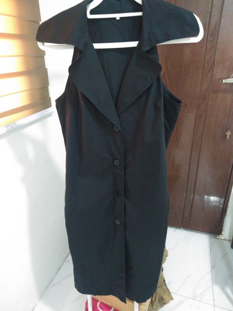 Black sleeveless long vest blazer jacket lapel collars (Category: Sleeveless) located in Marikina City. Submitted by newowners2025 (Listing ID 1465221149, Image 3). Description: Length: 39 in Free size (If buttons are closed) Bust: 32-34 in Waist: 26-27 in Hips: 32-34 in - Design: Sleeveless with wide lapel collar and front button closure - Material: Lightweight fabric - Versatility: Easy to layer over tops and pants - Style: Clean look, perfect 