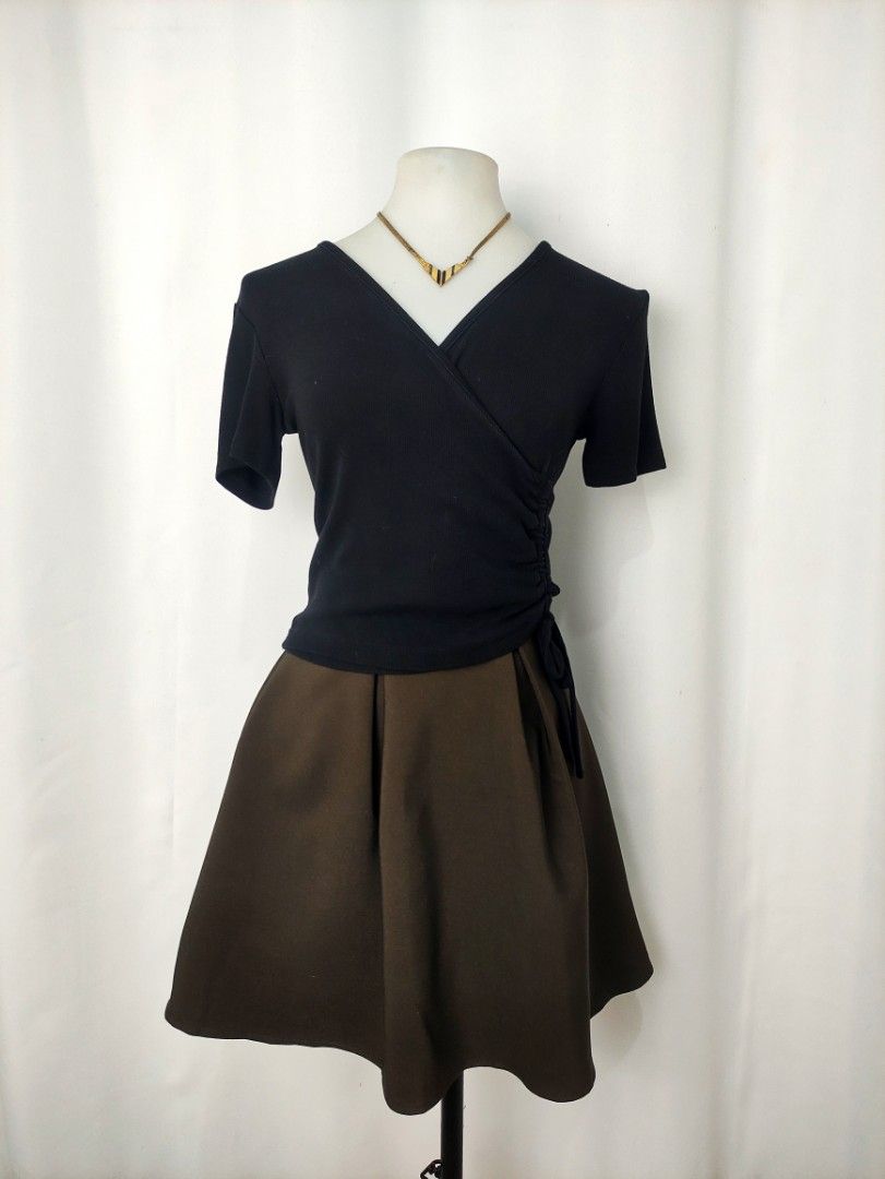 Black Vneck Blouse Top (Category: Blouses) located in Caloocan City. Submitted by happystar.e0dc1b (Listing ID 1465203906, Image 2). Description: ⚠️PLEASE CLICK THE IMAGE TO SEE THE SIZE⚠️ FB PAGE: IPPEUNI AGASSI Location: Caloocan City ❌ No haggling ❌ No when worn ❌ No "more pics" ❌ No flaws, unless stated ❌ Request for specific measurements of neck, arm, shoulder etc will not be entertained.