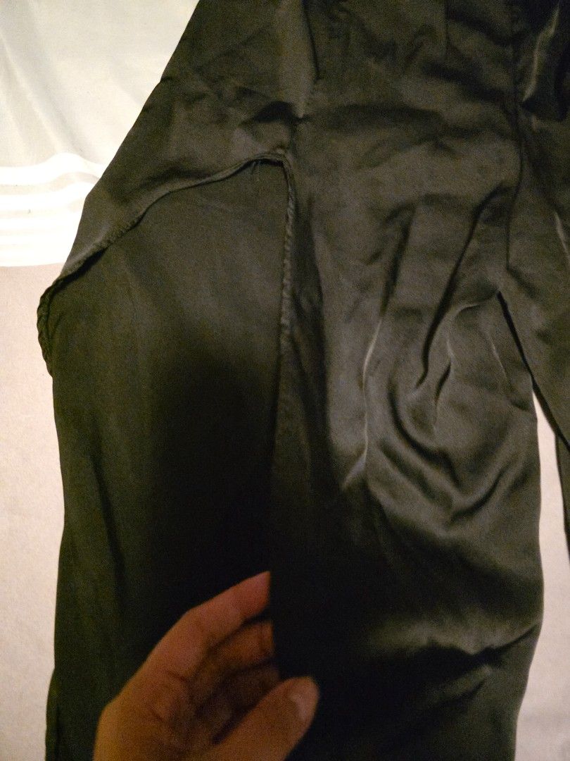 Black wide leg pants with side slits (Category: Jeans) located in Manila. Submitted by cher0918 (Listing ID 1465273369, Image 2). Description: - Color: Black - Style: Minimalist wide-leg pants with high side slits for a flowing look - Fit: Easy fit with a comfortable elastic waistband - Material: Smooth, lightweight fabric with a nice drape, ideal for warm PH weather - Versatile: Easy to pair with any top for casual or dressed-up outfits.