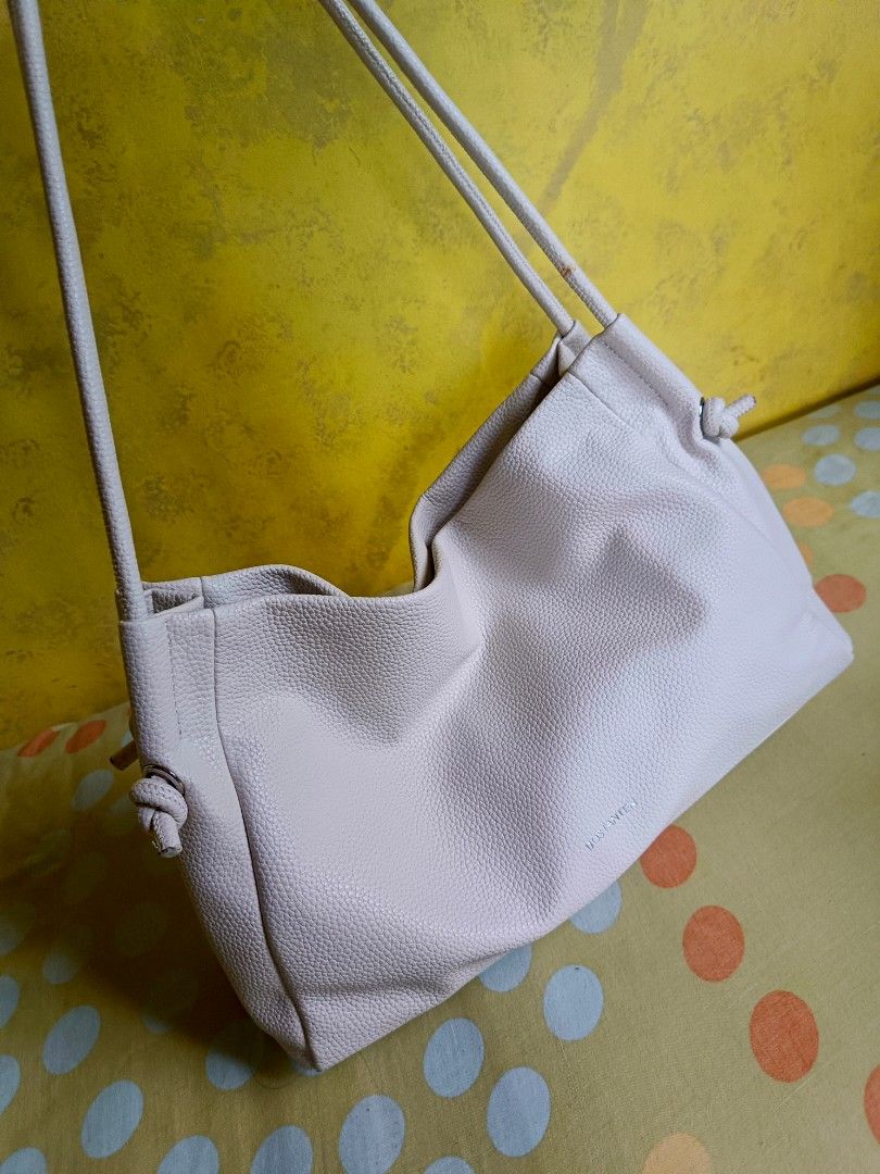 Bostanten supple shoulder bag (Category: Shoulder Bags) located in Antipolo. Submitted by ynut143 (Listing ID 1465172340, Image 1). Description: used twice a get to go bag spacious yet lightweight no issue nor flaws.