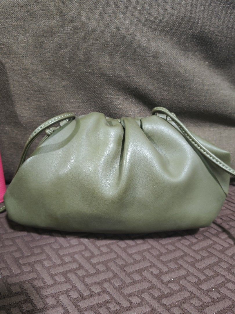 Bottega Veneta mini clutch/sling (Category: Luxury Bags & Wallets) located in Pili. Submitted by zaneombao03491 (Listing ID 1465330261, Image 2). Description: .