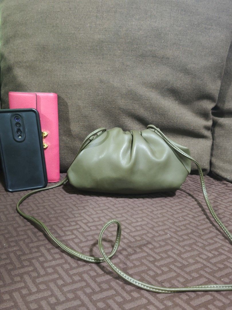 Bottega Veneta mini clutch/sling (Category: Luxury Bags & Wallets) located in Pili. Submitted by zaneombao03491 (Listing ID 1465330261, Image 1). Description: .