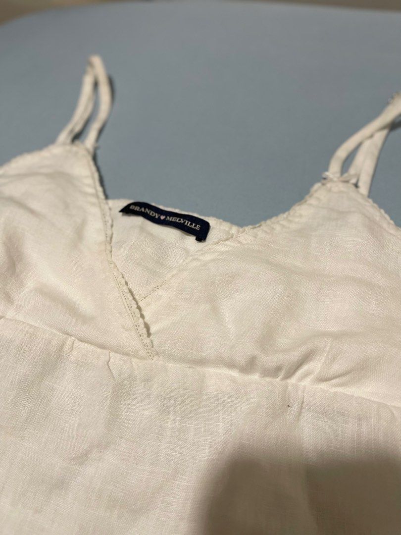 Brandy Melville Cotton Top (Category: Sleeveless) located in Santa Rosa. Submitted by jaleendlal (Listing ID 1465309782, Image 2). Description: .