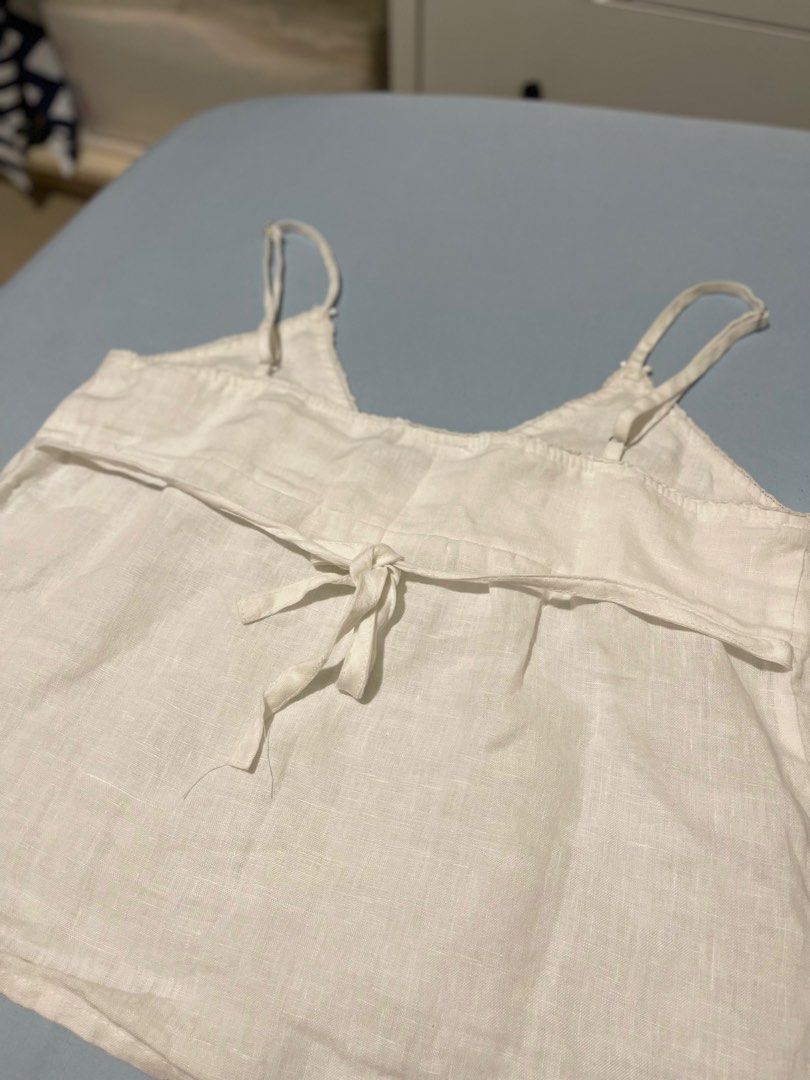 Brandy Melville Cotton Top (Category: Sleeveless) located in Santa Rosa. Submitted by jaleendlal (Listing ID 1465309782, Image 3). Description: .