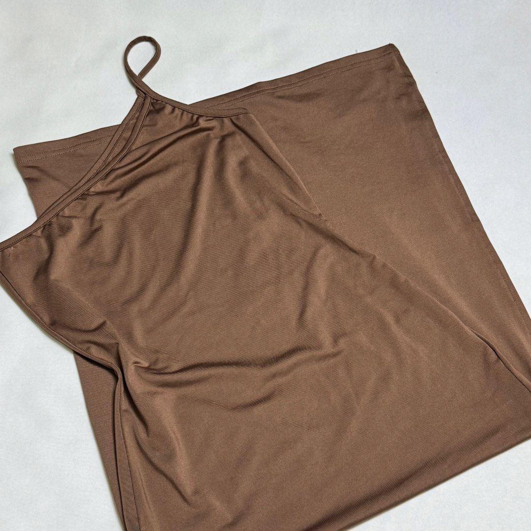 Brown Bodycon Midi Dress (Category: Dresses) located in Santa Rosa. Submitted by kym_11 (Listing ID 1465336721, Image 1). Description: - Color: Brown - Length: Midi - Design: Sleek halter neck strap - Material: Soft stretch fabric for a comfortable, body-hugging fit - Style: Simple slip-on - Versatility: Great for casual days out or evening wear.