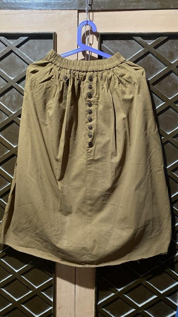Brown button-front midi skirt with elastic waist (Category: Skirts) located in Tarlac. Submitted by jieunieee (Listing ID 1465195341, Image 1). Description: - Color: Brown - Length: Midi - Waist: Super stretchy elastic waistband - Details: Decorative front buttons and two side pockets - Fabric: Soft and comfortable - Condition: Excellent, slight storage wrinkle - Style: Versatile neutral piece, great for easy everyday casual outfits.
