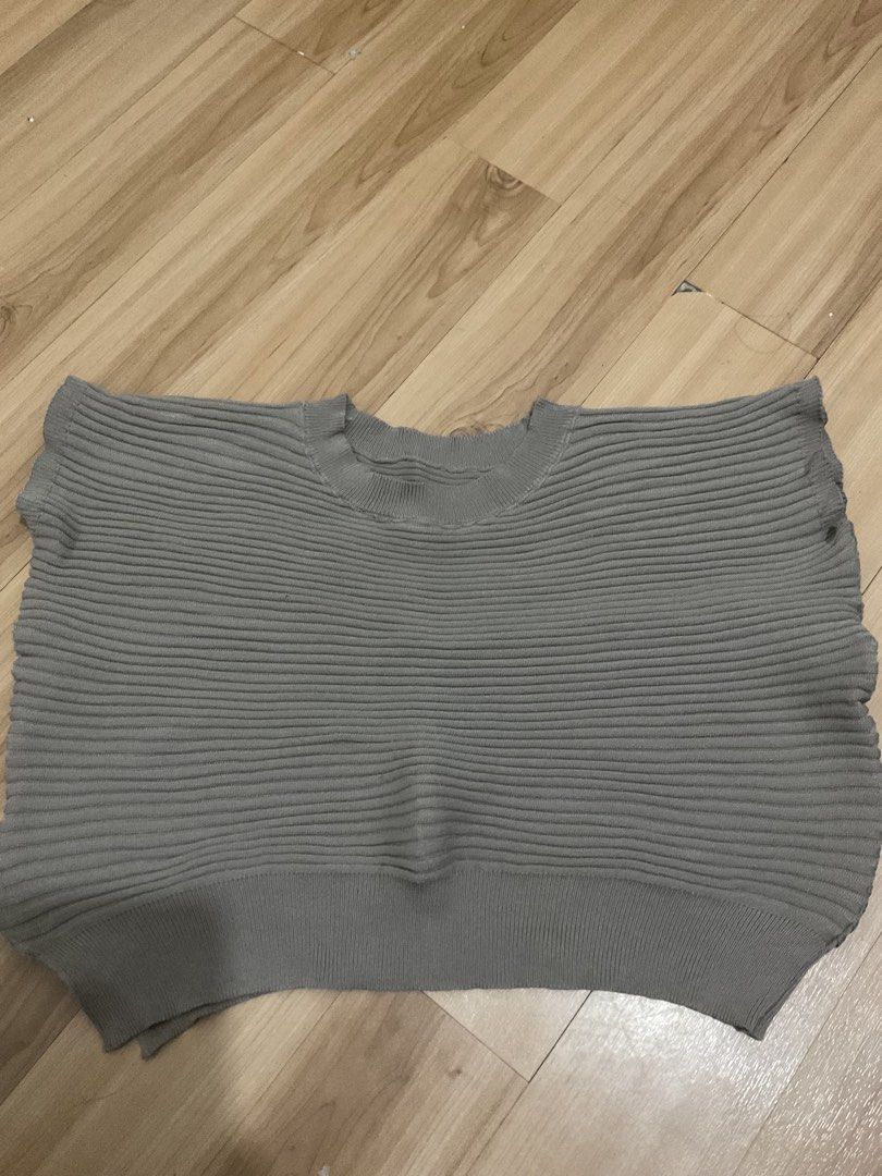 BROWN CROP TOP (Category: Sleeveless) located in Cavite. Submitted by alexberras (Listing ID 1465339025, Image 1). Description: dm for more info.