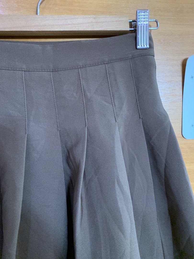 Brown skort (Category: Skirts) located in Malabon City. Submitted by Cn_apparel (Listing ID 1465197979, Image 2). Description: Small Size 24.