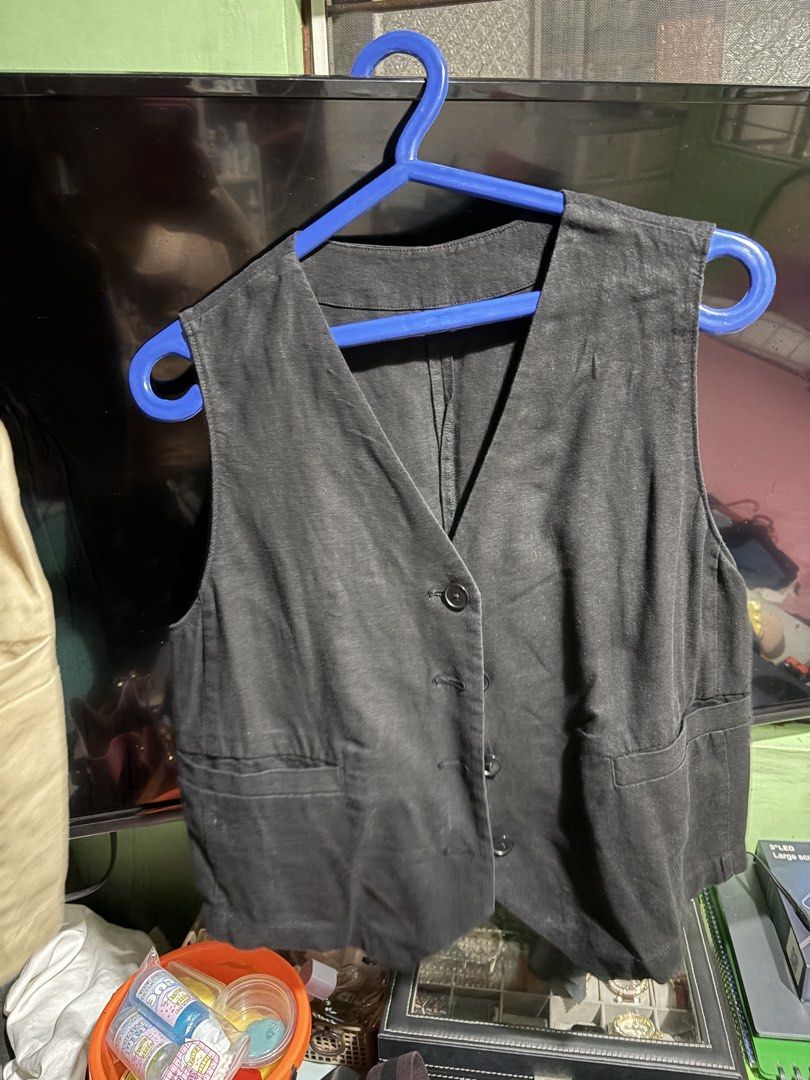 Bundle! GU Vest (Category: Sleeveless) located in Valenzuela. Submitted by celineyap04 (Listing ID 1465180649, Image 3). Description: Needs ironing.