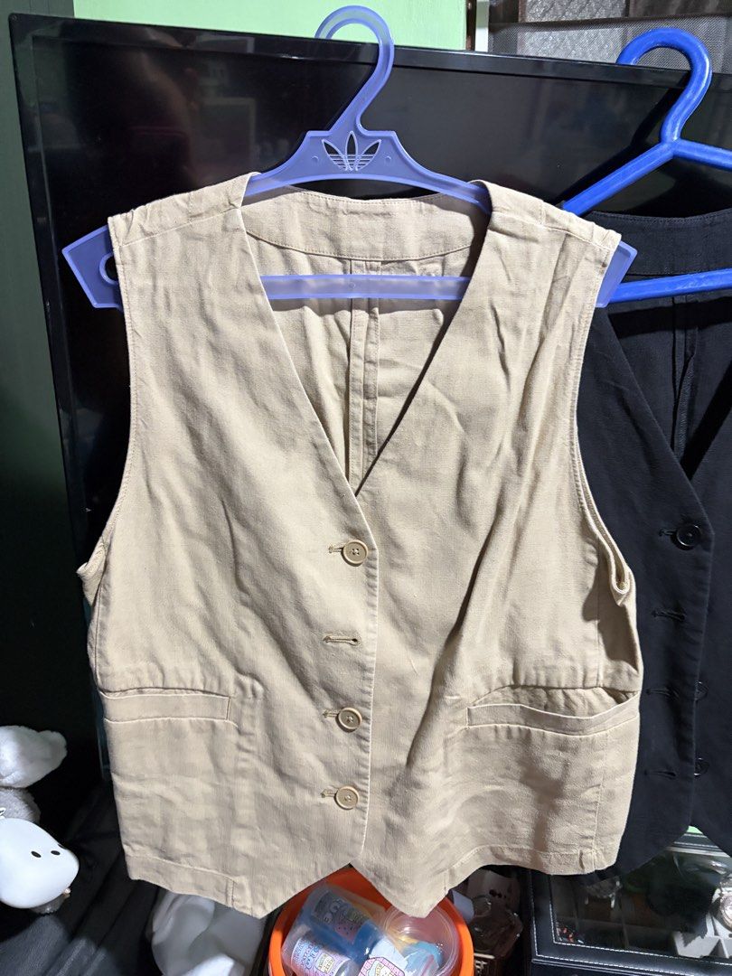Bundle! GU Vest (Category: Sleeveless) located in Valenzuela. Submitted by celineyap04 (Listing ID 1465180649, Image 2). Description: Needs ironing.