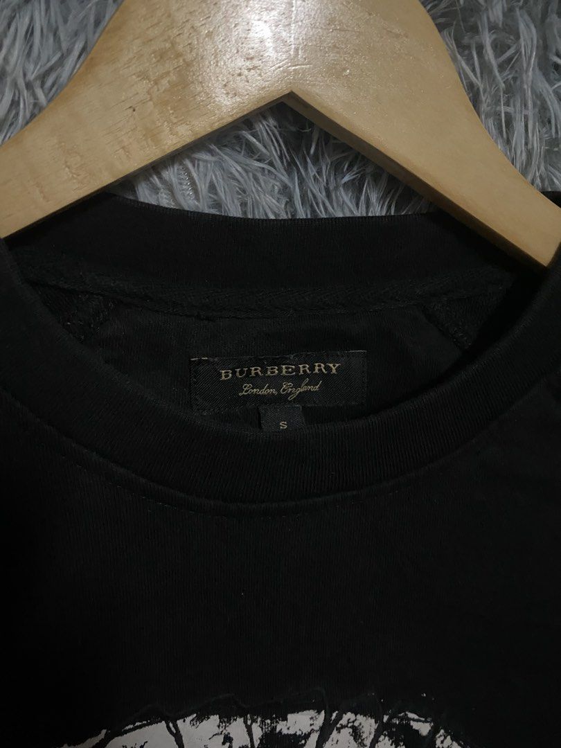BURBERRY GRAPHIC SWEATER (Category: Longsleeves) located in Cavite. Submitted by sammie_jhane (Listing ID 1465370515, Image 2). Description: BURBERRY GRAPHIC SWEATER COMPLETE TAGS GOOD CONDITION 🏷️480 FREE SHIP DIMES WIDTH 21 LENGTH 26.5 DASMARIÑAS CAVITE LOC.