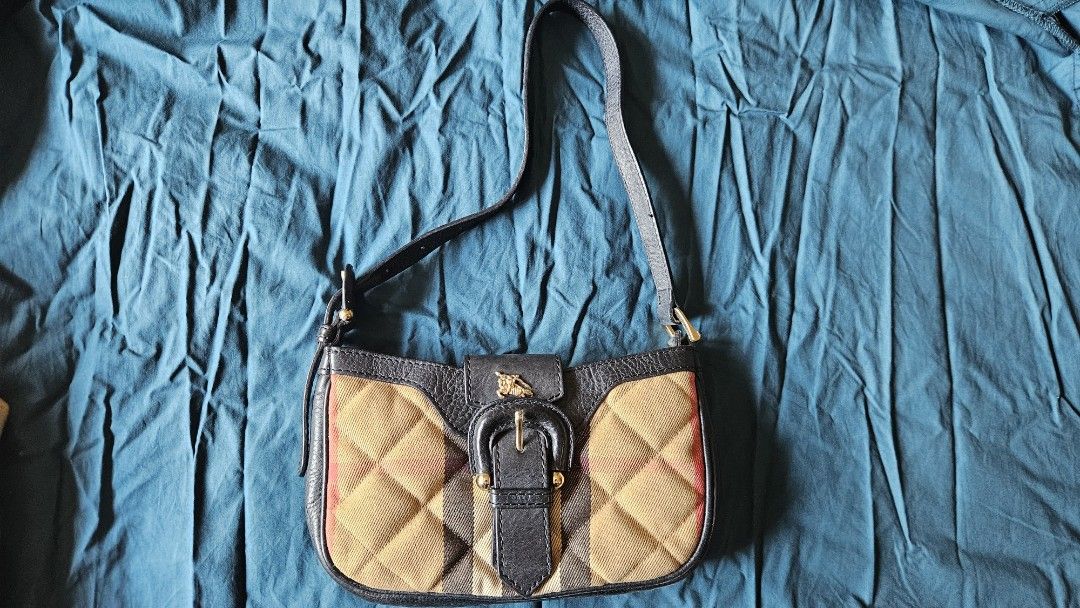 Burberry Sophie Bag (Category: Luxury Bags & Wallets) located in Taguig. Submitted by miguels_ (Listing ID 1465178937, Image 1). Description: With dust bag MOP: Bank Transfer Buyer to shoulder shipping fee.