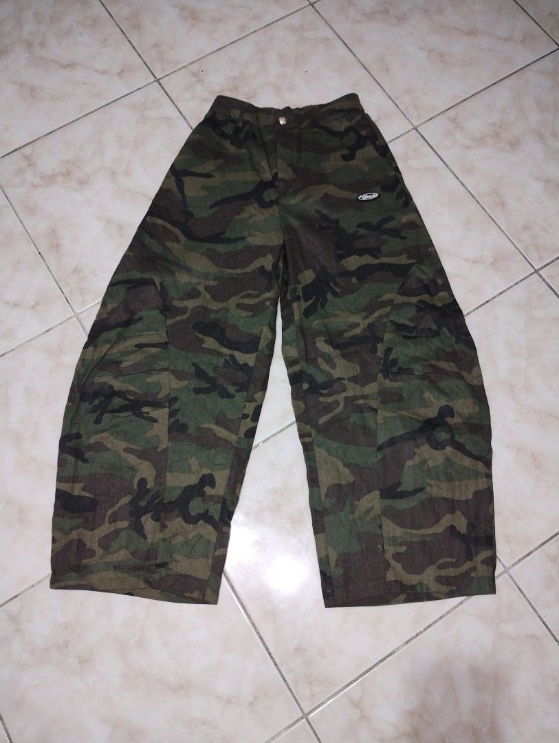 Camo Pattern Casual Pants baggy (Category: Jeans) located in Imus. Submitted by darylg88358770 (Listing ID 1465179474, Image 3). Description: - Style: Green camouflage casual pants - Size: S (Made in China) - Material: 100% cotton for all-day comfort - Features: Comfy elastic waistband and subtle front logo patch - Care: Machine washable on cold gentle cycle - Condition: Brand new / Great for your daily rotation the items trifted fresh from bale 