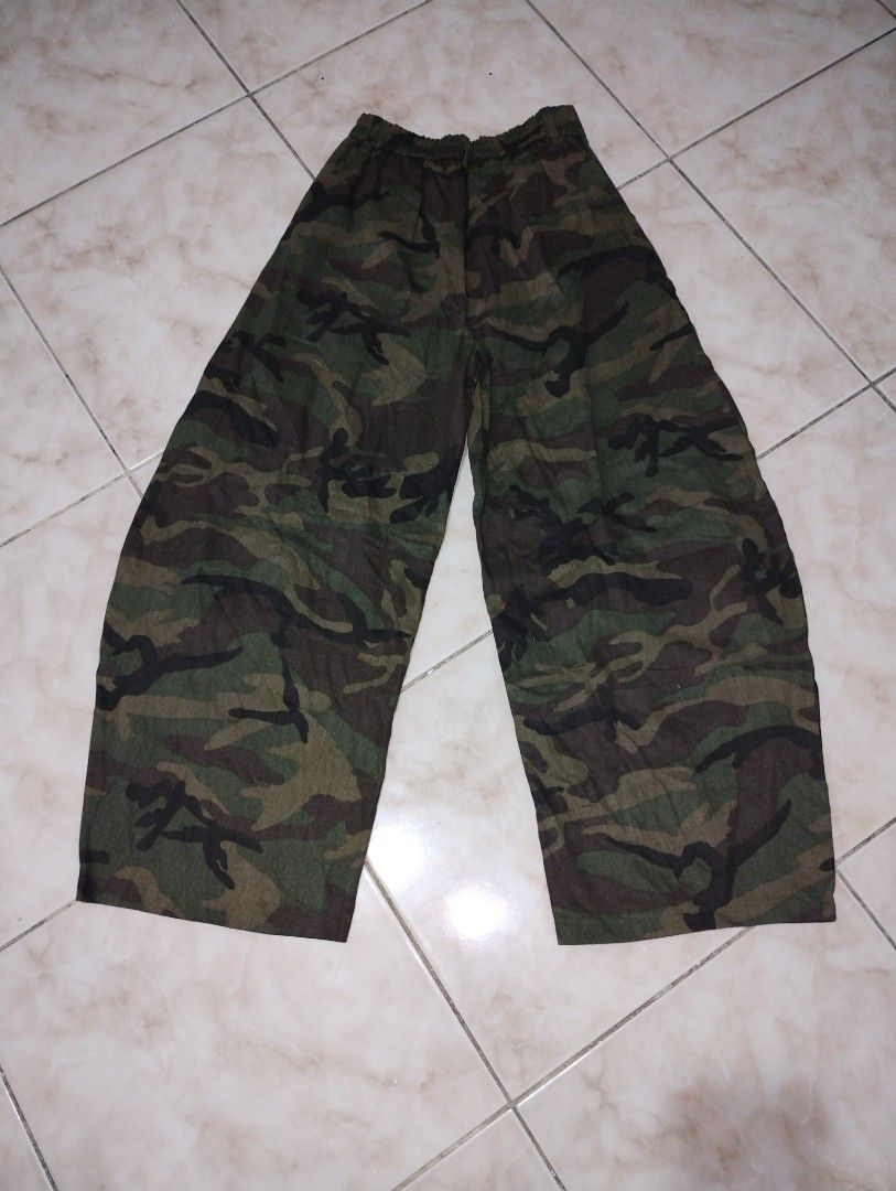 Camo Pattern Casual Pants baggy (Category: Jeans) located in Imus. Submitted by darylg88358770 (Listing ID 1465179474, Image 2). Description: - Style: Green camouflage casual pants - Size: S (Made in China) - Material: 100% cotton for all-day comfort - Features: Comfy elastic waistband and subtle front logo patch - Care: Machine washable on cold gentle cycle - Condition: Brand new / Great for your daily rotation the items trifted fresh from bale 
