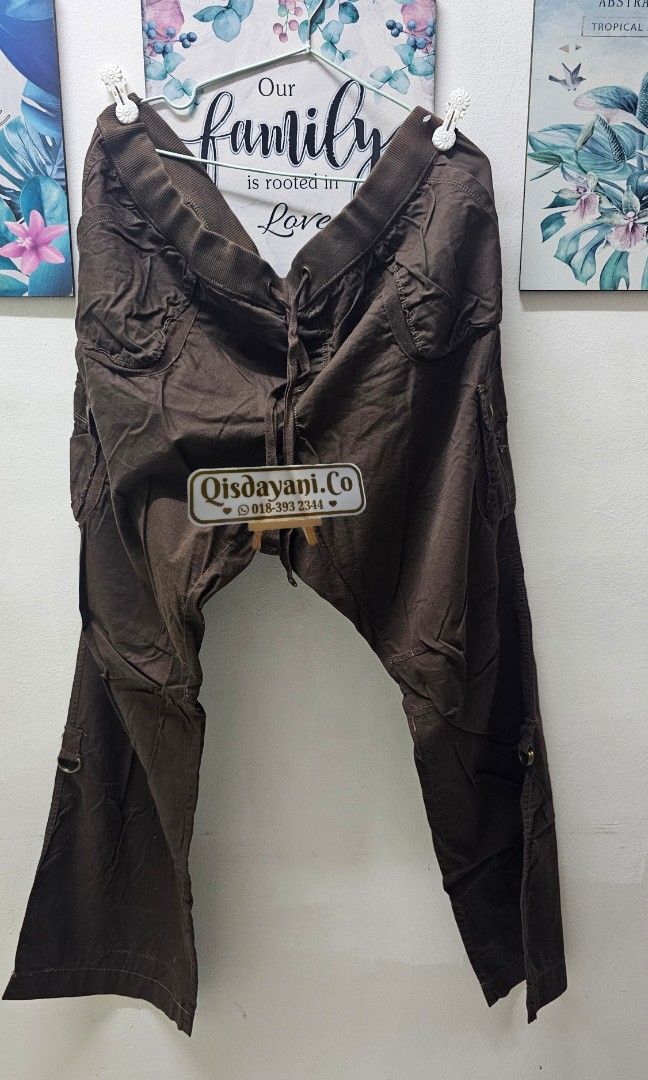 Cargo Pants (Category: Other Bottoms) located in Johor Bahru. Submitted by qisdayani.co (Listing ID 1465323021, Image 1). Description: -Material best lembut tapi tebal. -Nak jual sebab ketat. -Pernah pakai sekali je. -Like new semua masih nampak baru..