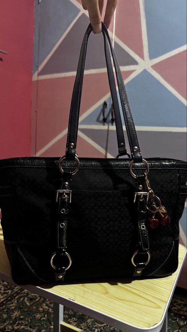 cch monogram tote (Category: Luxury Bags & Wallets) located in Manila. Submitted by purestar_8f0cdf (Listing ID 1465282108, Image 1). Description: 🧺 DECLUTTERING! SELLING LOW! CONDITION: 9/10 • Minimal signs of use • Signs of use on the handle and corners • Canvas needs cleaning • No rubs or tarnishing • No hangtag (lost) 📌 DISCLAIMER: Colors may vary slightly due to lighting. - not for maselan! 📩 DM me for details and inquiries! 💌.