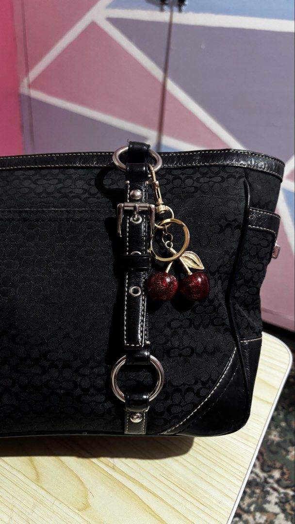 cch monogram tote (Category: Luxury Bags & Wallets) located in Manila. Submitted by purestar_8f0cdf (Listing ID 1465282108, Image 2). Description: 🧺 DECLUTTERING! SELLING LOW! CONDITION: 9/10 • Minimal signs of use • Signs of use on the handle and corners • Canvas needs cleaning • No rubs or tarnishing • No hangtag (lost) 📌 DISCLAIMER: Colors may vary slightly due to lighting. - not for maselan! 📩 DM me for details and inquiries! 💌.