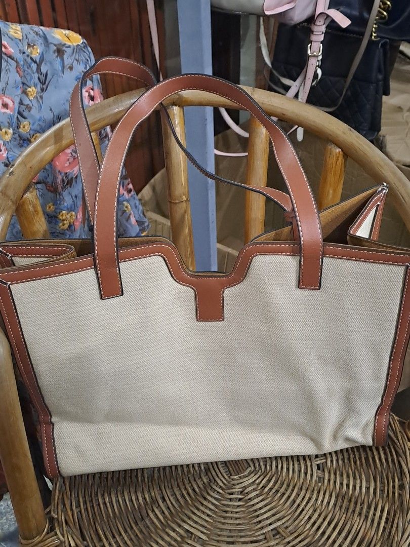 Celine Canvas Bag (Category: Luxury Bags & Wallets) located in Puerto Princesa. Submitted by jercksthriftph (Listing ID 1465183733, Image 3). Description: Celine Canvas Bag Excellent Condition need cleaning item is thrifted/ukay.