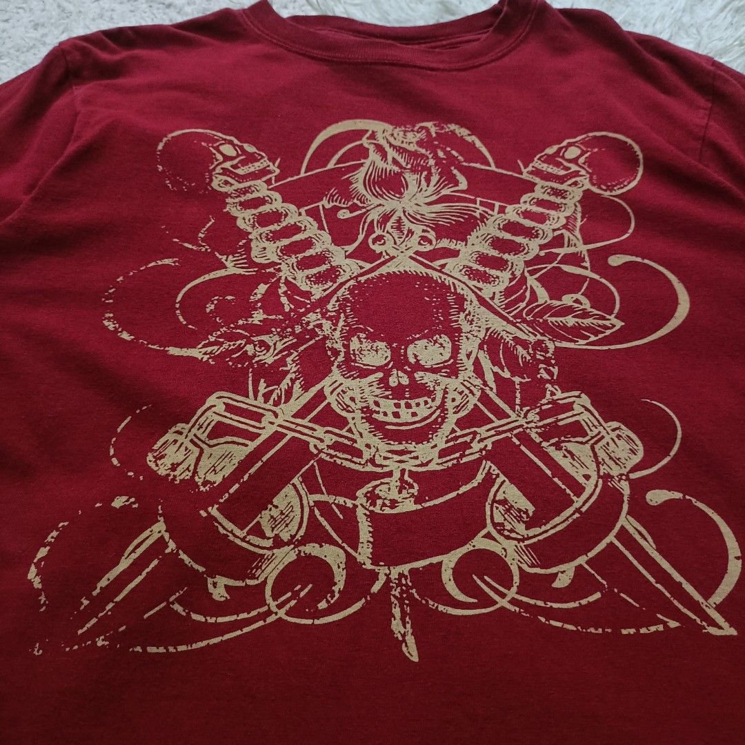 Chains, Skull, and Roses Design Graphic Tee (Category: Tshirts & Polo Shirts ) located in Mabalacat. Submitted by ikballl030526 (Listing ID 1465380927, Image 2). Description: Chains, Skull, and Roses Design Graphic Tee Width: 18 Length: 27 Issues: None Color rate: 10/10 Condition rate: 10/10 200+SF!!.