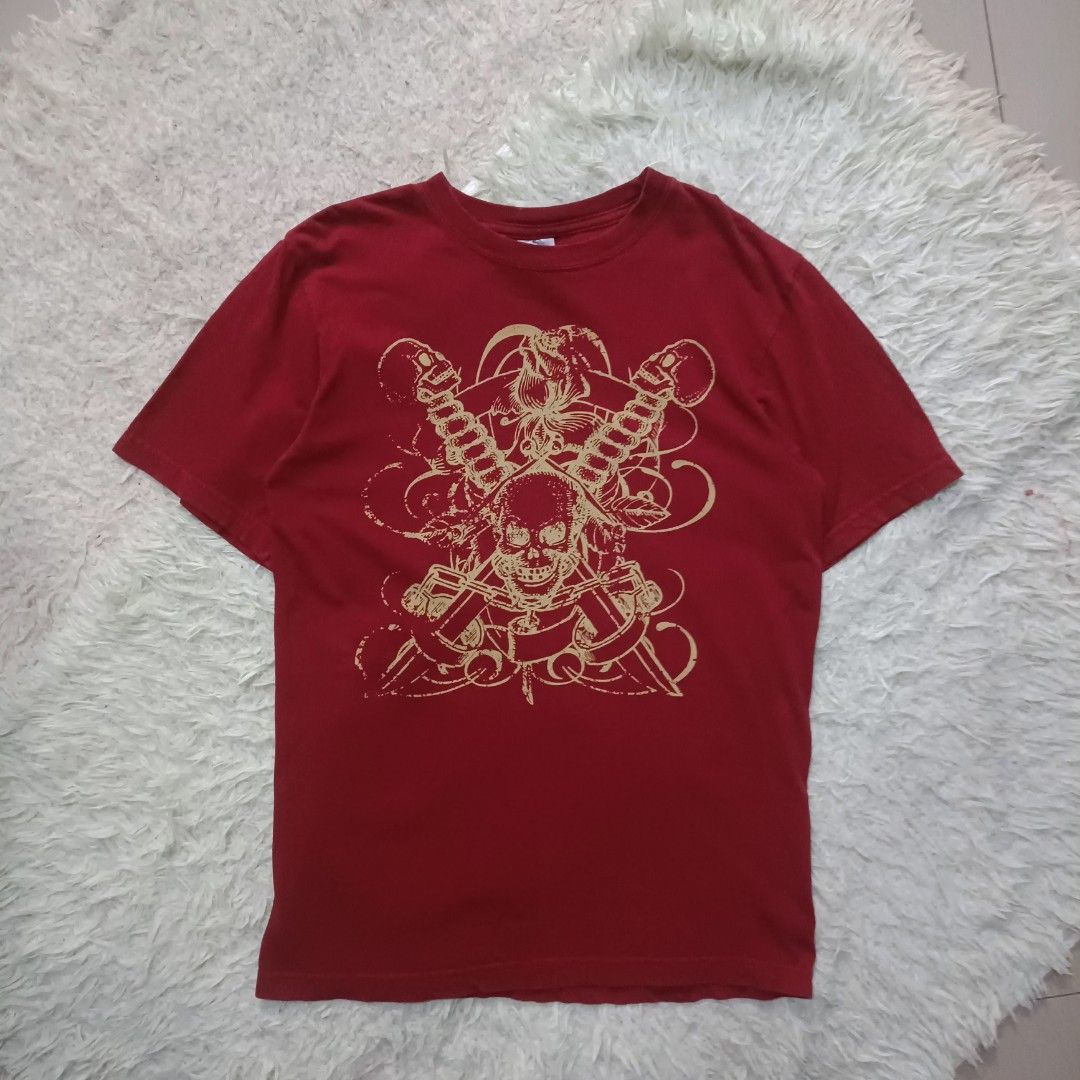 Chains, Skull, and Roses Design Graphic Tee (Category: Tshirts & Polo Shirts ) located in Mabalacat. Submitted by ikballl030526 (Listing ID 1465380927, Image 1). Description: Chains, Skull, and Roses Design Graphic Tee Width: 18 Length: 27 Issues: None Color rate: 10/10 Condition rate: 10/10 200+SF!!.