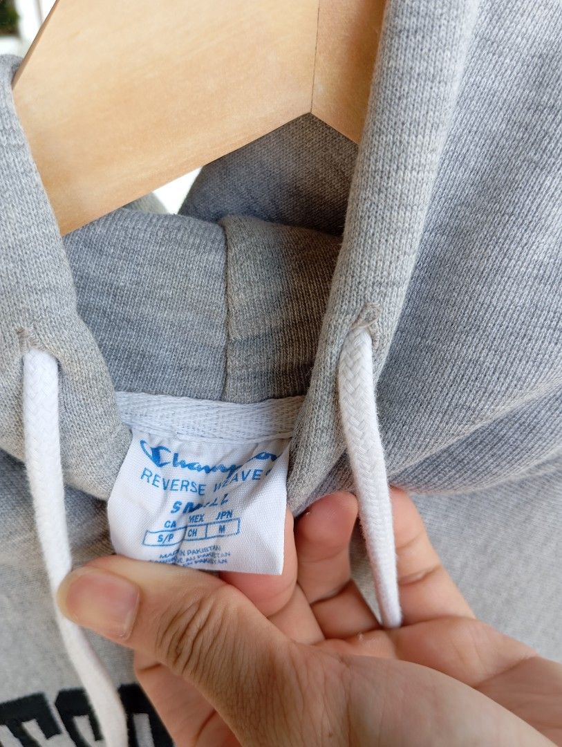 Champion Cropped Reverse Weave Gray Hoodie (Category: Coats, Jackets and Outerwear) located in Mangaldan. Submitted by ig_thriftnidrei (Listing ID 1465222223, Image 2). Description: w:21 l: 19 needs wash.