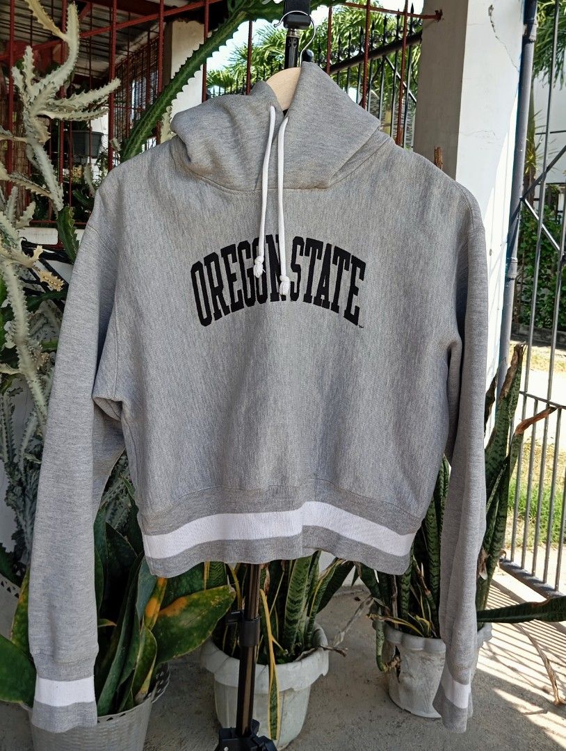 Champion Cropped Reverse Weave Gray Hoodie (Category: Coats, Jackets and Outerwear) located in Mangaldan. Submitted by ig_thriftnidrei (Listing ID 1465222223, Image 1). Description: w:21 l: 19 needs wash.