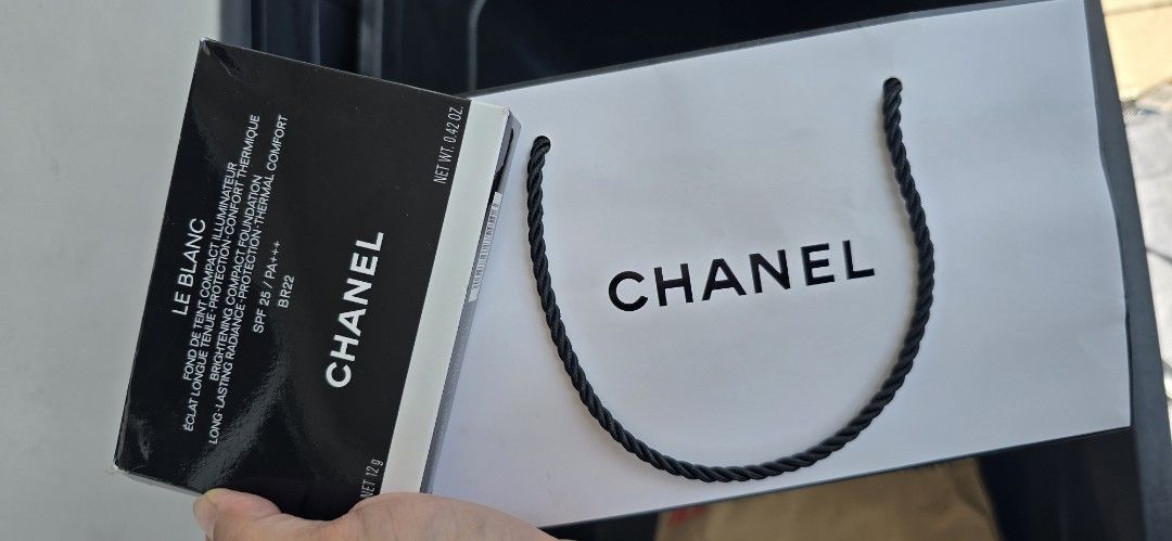 CHANEL Le Blanc Brightening Compact Foundation BR22 (Category: Makeup) located in Manila. Submitted by vi_ka (Listing ID 1465275436, Image 1). Description: - Brand: Chanel Le Blanc Brightening Compact Foundation - Shade: BR22 - Condition: Brand new, unopened box, completely unused - Inclusions: Original packaging, paper bag, and black pouch - bought in japan airport.