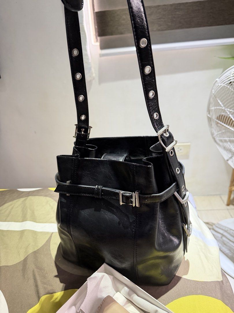 Charles & Keith bag and wallet (Category: Tote Bags) located in Manila. Submitted by sopiah0025 (Listing ID 1465275169, Image 3). Description: Charles and keith bag and wallet Almost new Set na for 2,500.