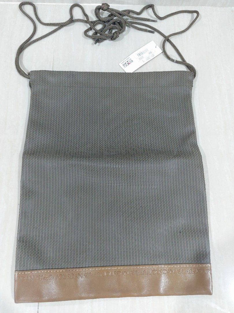 Charles Jordan Drawstring (Category: Backpacks) located in Muntinlupa City. Submitted by sakurambo_des (Listing ID 1465228361, Image 3). Description: Charles Jordan Drawstring Leather canvas.