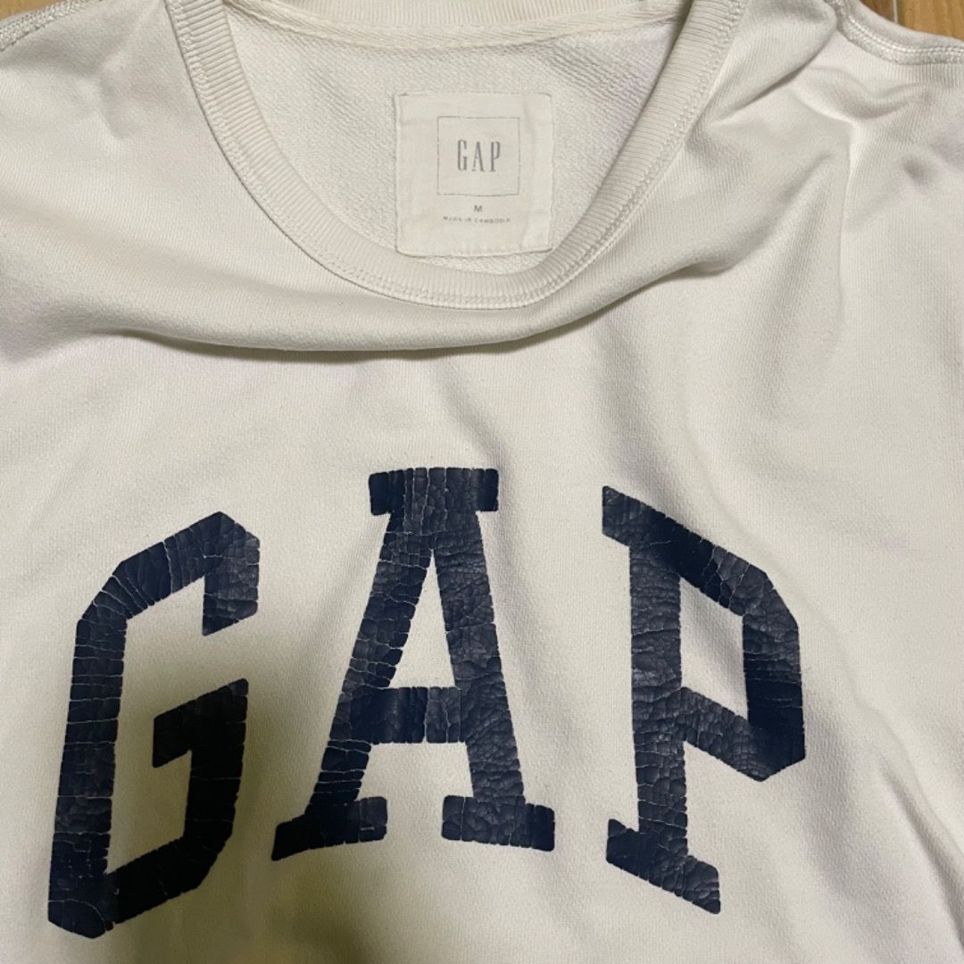 Classic Gap logo sweatshirt (Category: Coats, Jackets and Outerwear) located in Tacloban City. Submitted by revive_fits (Listing ID 1465231744, Image 2). Description: THRIFTED ITEM (OFF/LEGIT).