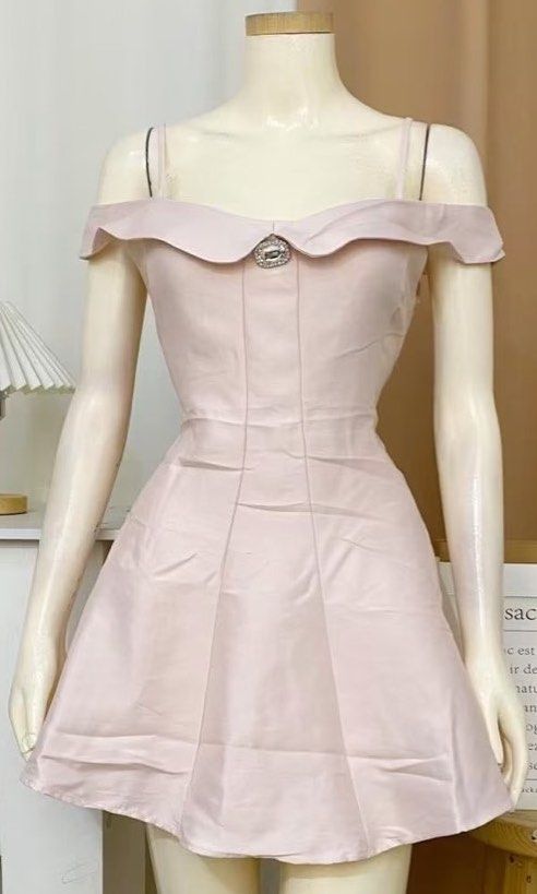 Classy Blush Pink Cocktail mini dress (Category: Dresses) located in Cavite. Submitted by wishie_collects (Listing ID 1465248523, Image 2). Description: Used Once Xs to semi med This charming off-the-shoulder blush pink dress features a rhinestone brooch, fitted bodice, and an A-line skirt. Best Occasions to Wear It: Perfect for romantic date nights, garden parties, daytime cocktail events, semi-formal birthday dinners, or holiday brunches..