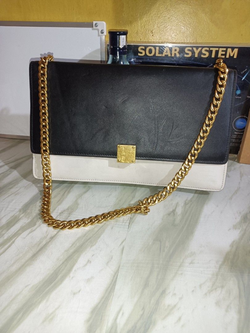 Céline Large Leather Case Chain Flap Shoulder Bag (Category: Shoulder Bags) located in Bolinao. Submitted by shayne_0215 (Listing ID 1465353536, Image 1). Description: Coded (F•CE•0182) Ukay Source Needs cleaning Has flaw on the button of the envelope compartment inside and the leather part opposite of the bottom (see 9 photo) All in the bag is still good (has weight to it) Last Price Posted with Free Shipping Nationwide Deal Now, Pay Now via GCA