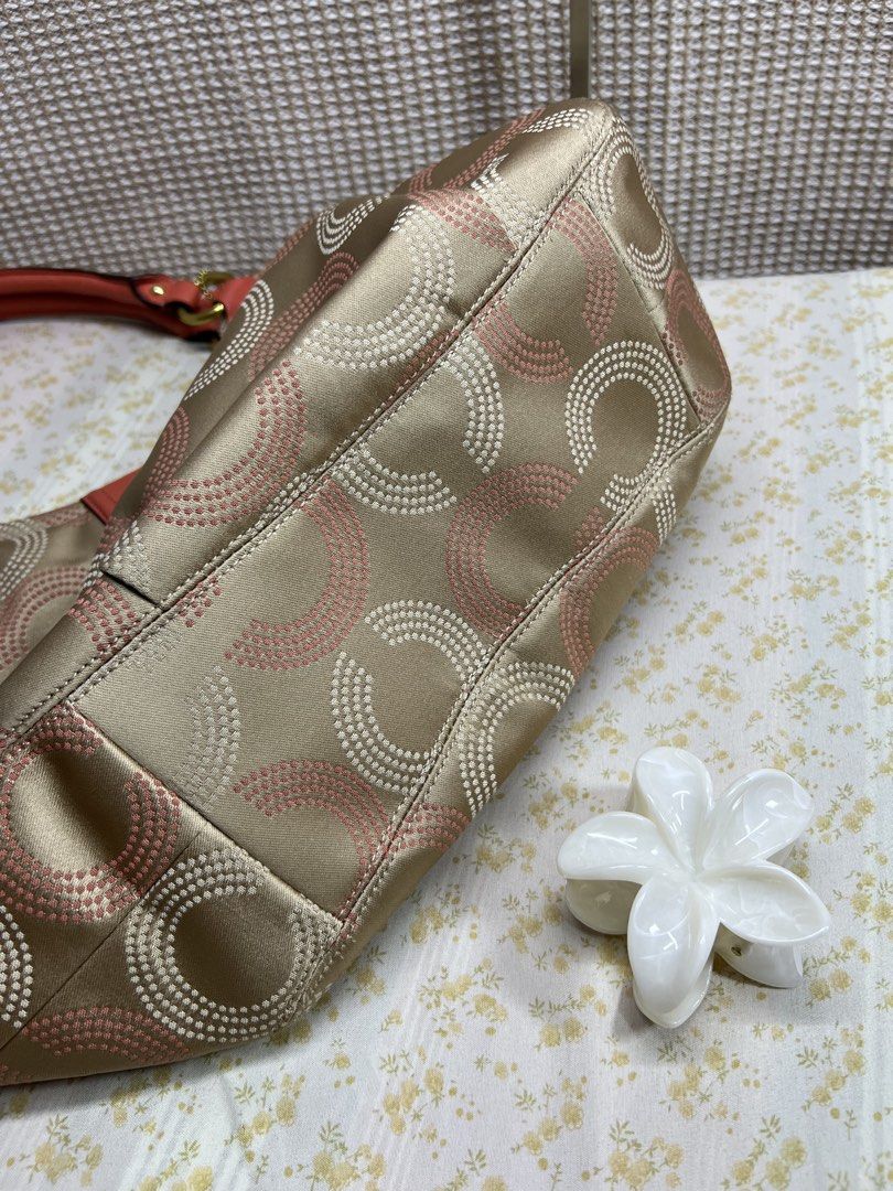 Coach Ashley Tote (Category: Luxury Bags & Wallets) located in Makati City. Submitted by heyitscess (Listing ID 1465201495, Image 2). Description: .