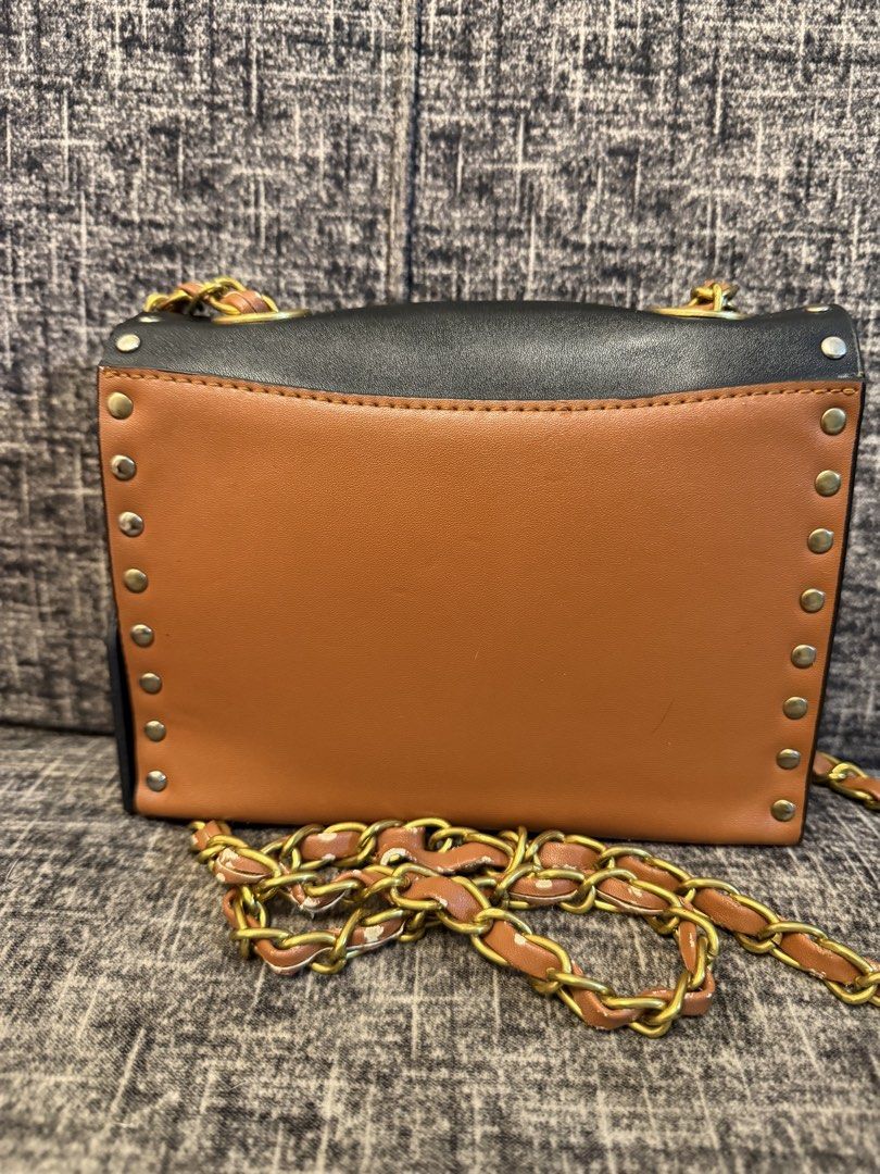 COACH CROSS BODY 8x6 inches (Category: Cross-body Bags) located in Manila. Submitted by jaylo06 (Listing ID 1465198676, Image 2). Description: Issue may rubs ung strap na leather may etiketa and creed naka coach lahat ng hardwares from preloved tricolor po sya sa may gusto pm lang po thanks.