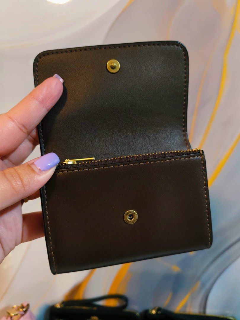 Coach Essential Flap Card Case with Zip (Category: Wallets & Card holders) located in Rizal. Submitted by conielau (Listing ID 1465364082, Image 2). Description: 💯 original Brand new With minimal issue sa C logo, barely noticeable, di naman halata masyado :) Last 1 pc. na lang.