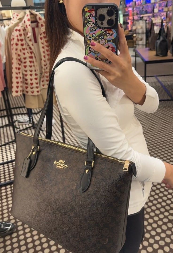Coach Gallery Tote Bag (Category: Luxury Bags & Wallets) located in Pasig City. Submitted by maryjanegr (Listing ID 1465296893, Image 3). Description: .