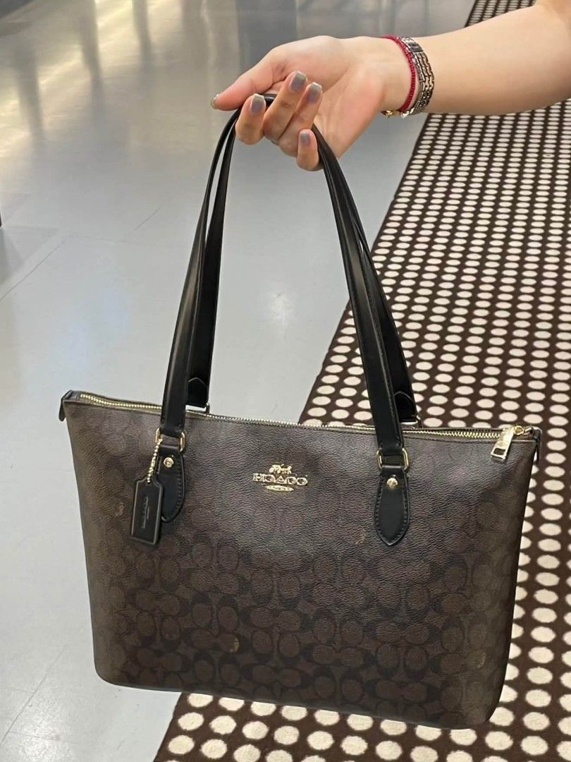 Coach Gallery Tote Bag (Category: Luxury Bags & Wallets) located in Pasig City. Submitted by maryjanegr (Listing ID 1465296893, Image 1). Description: .